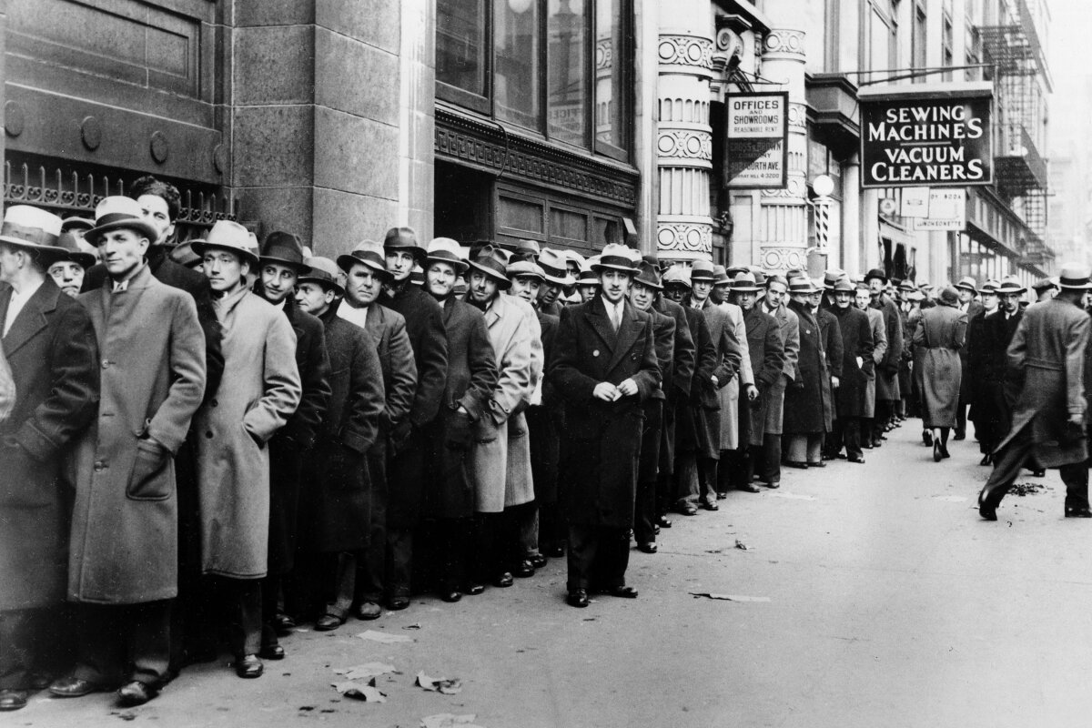 Line of men seeking employemnt during the Great Depression